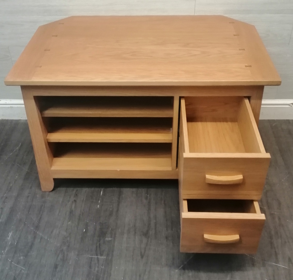QUALITY CORNER OAK TV STAND