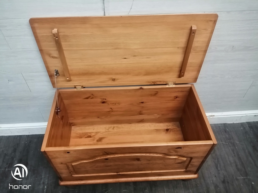 Pine blanket box