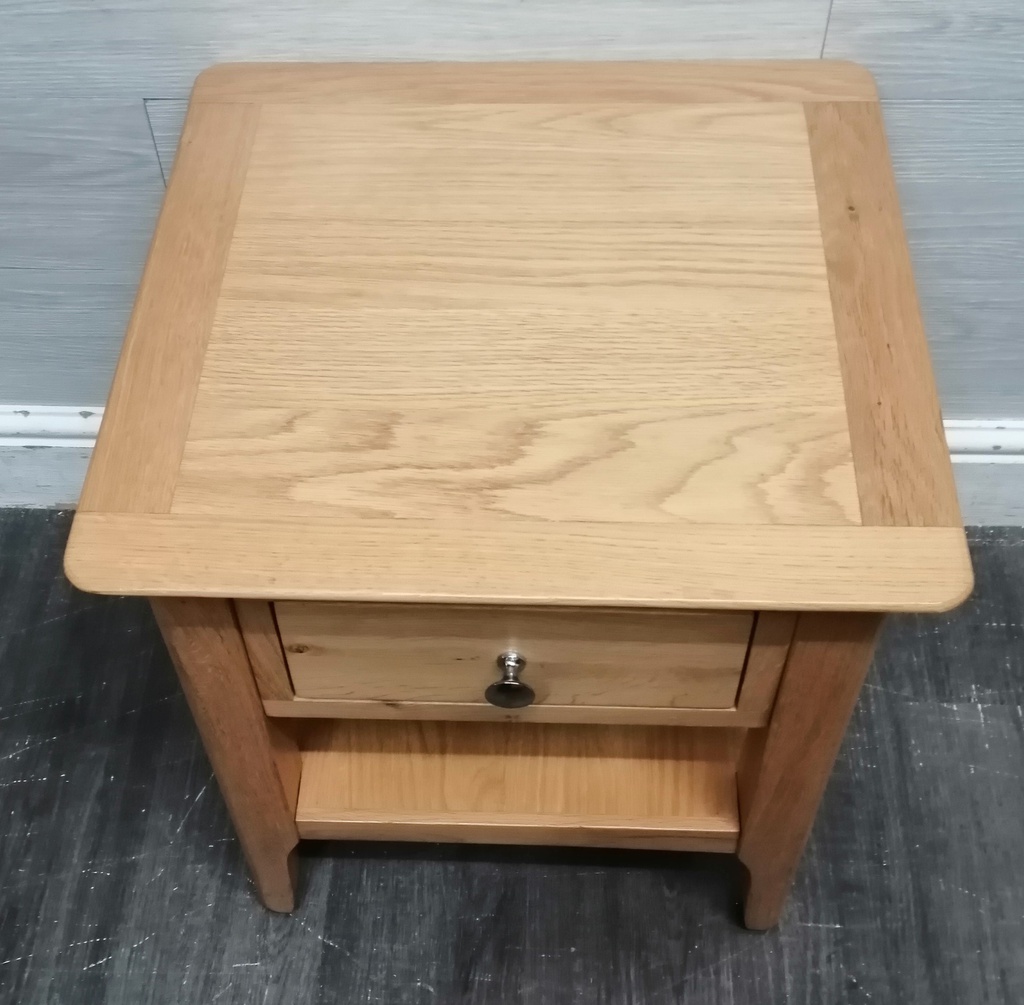 QUALITY OAK BEDSIDE/SIDE TABLE