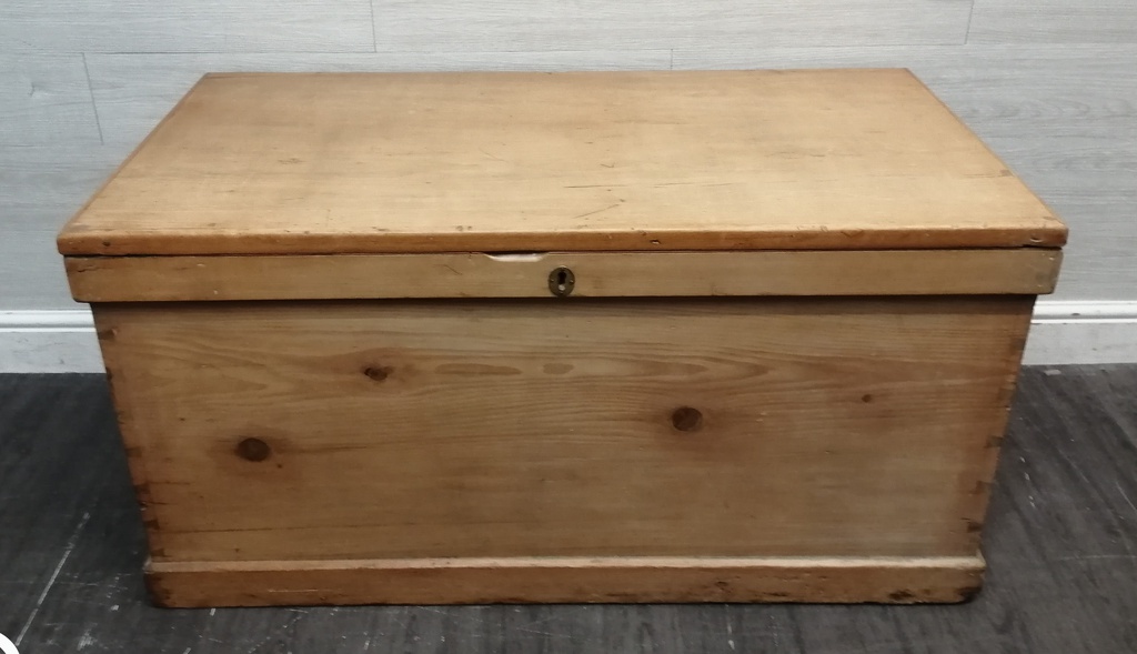 LOVELY LARGE OLD PINE BLANKET BOX /COFFEE TABLE