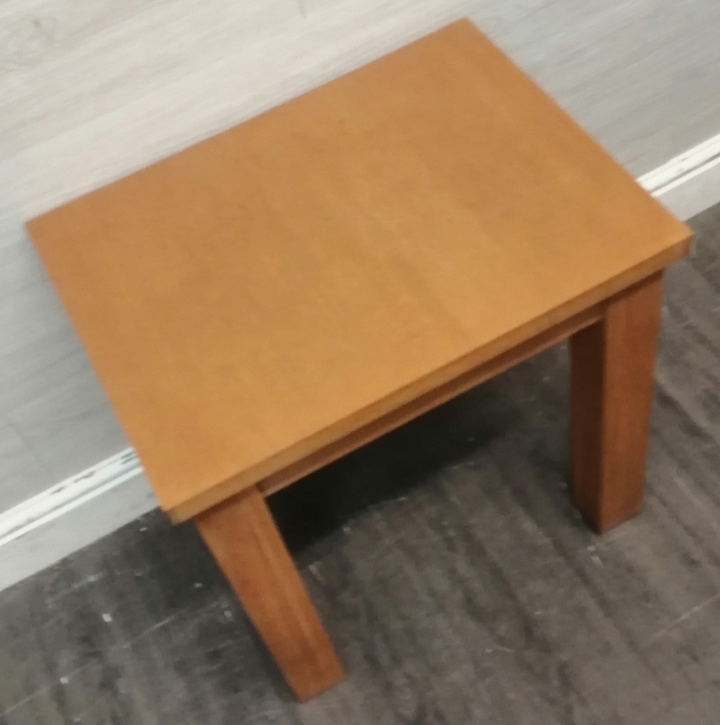 LOVELY OAK SIDE TABLE