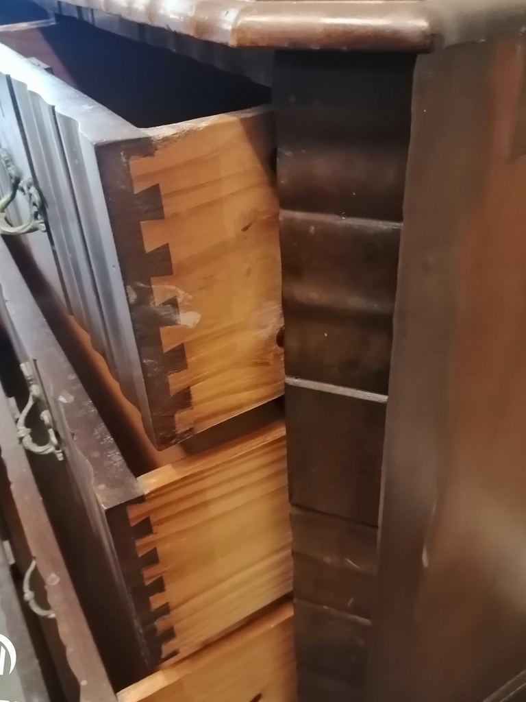 LOVELY VINTAGE CHEST OF DRAWERS
