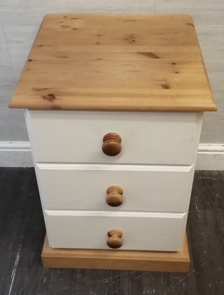 QUALITY SHAKER STYLE CREAM BEDSIDE CHEST OF THREE DRAWERS