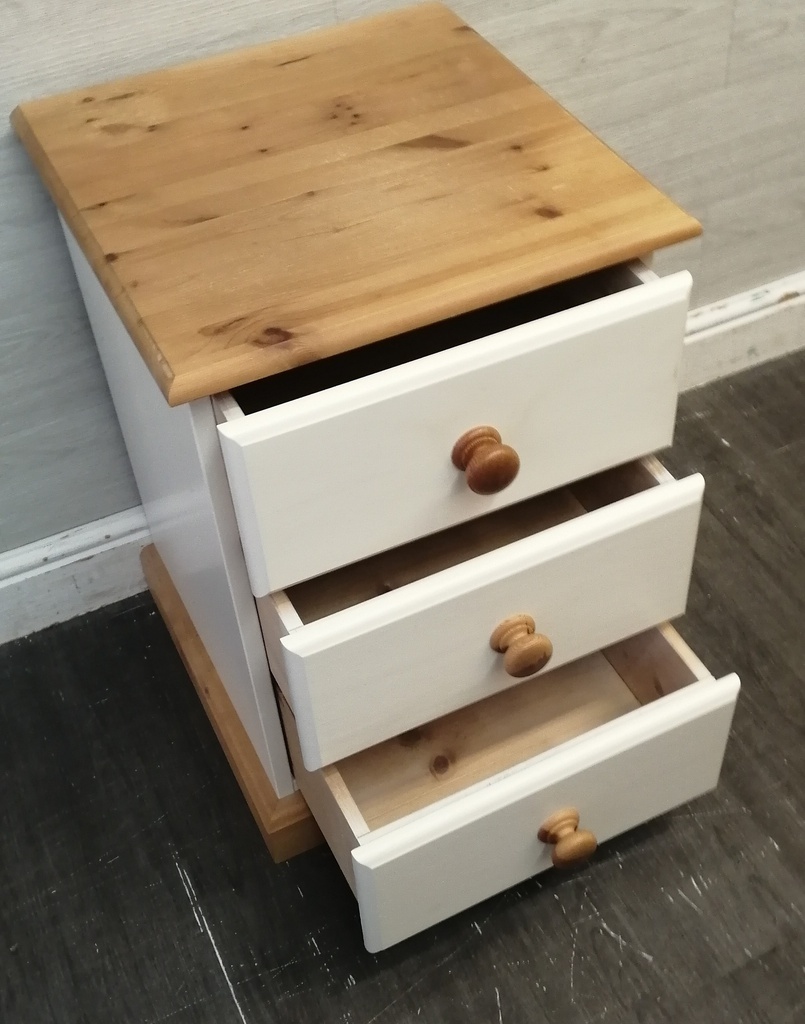 QUALITY SHAKER STYLE CREAM BEDSIDE CHEST OF THREE DRAWERS