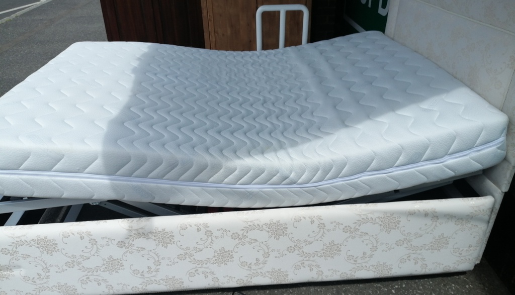 STUNNING 4FT 6" ADJUSTABLE ELECTRIC BED