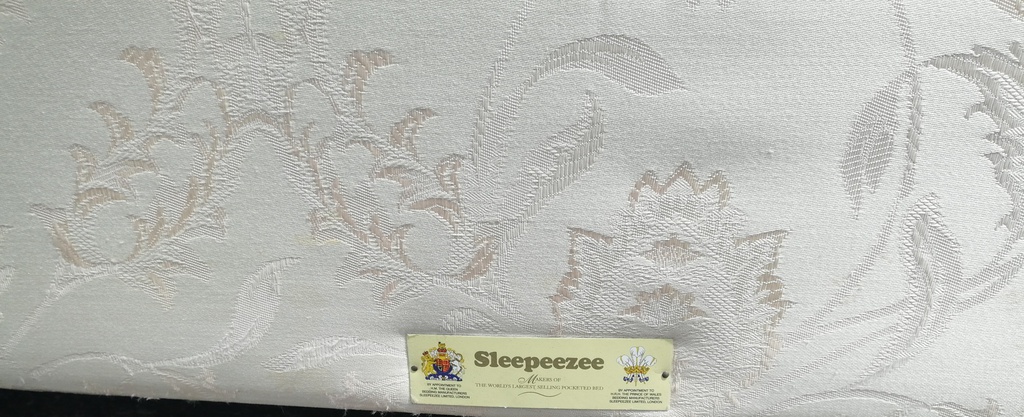 4FT SLEEPEEZEE DIVAN AND MATRESS SET