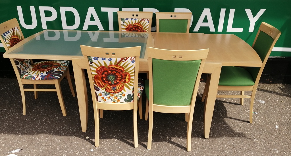 LOVELY EXTENDING TABLE AND 6 CHAIRS