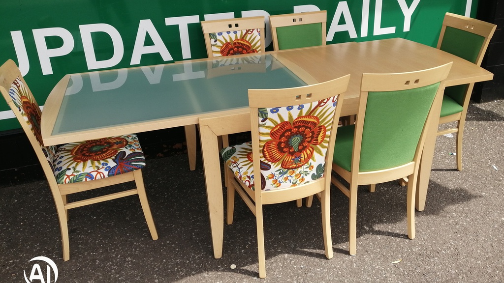 LOVELY EXTENDING TABLE AND 6 CHAIRS