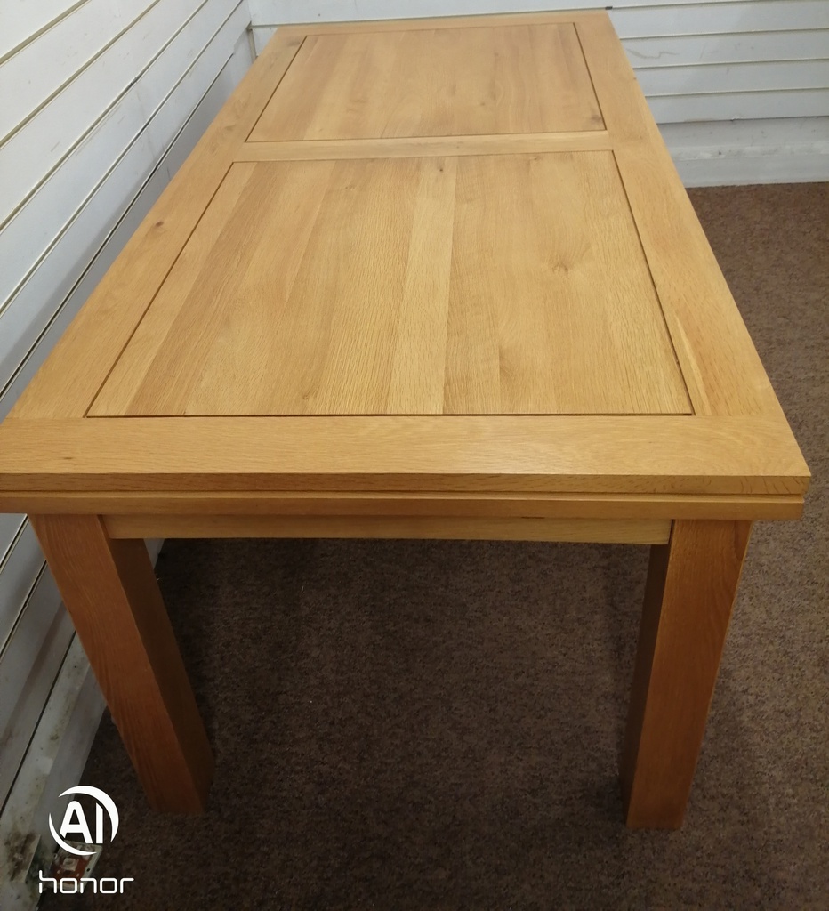 QUALITY LARGE OAK EXTENDING DINING TABLE