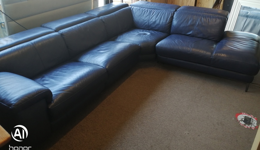 STUNNING LARGE LEATHER CORNER SOFA WITH RECLINERR