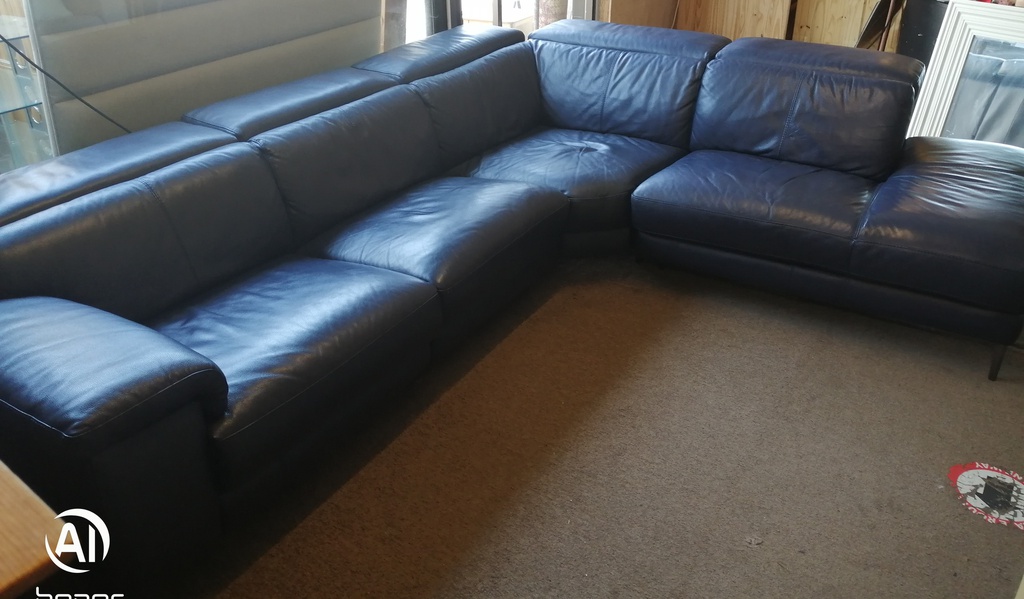 STUNNING LARGE LEATHER CORNER SOFA WITH RECLINERR