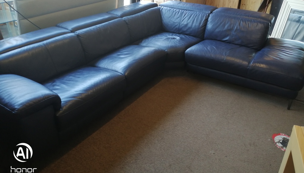 STUNNING LARGE LEATHER CORNER SOFA WITH RECLINERR