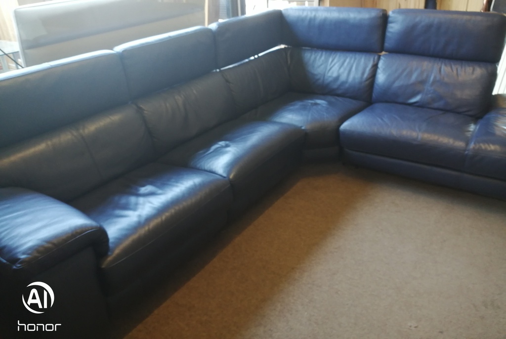 STUNNING LARGE LEATHER CORNER SOFA WITH RECLINERR