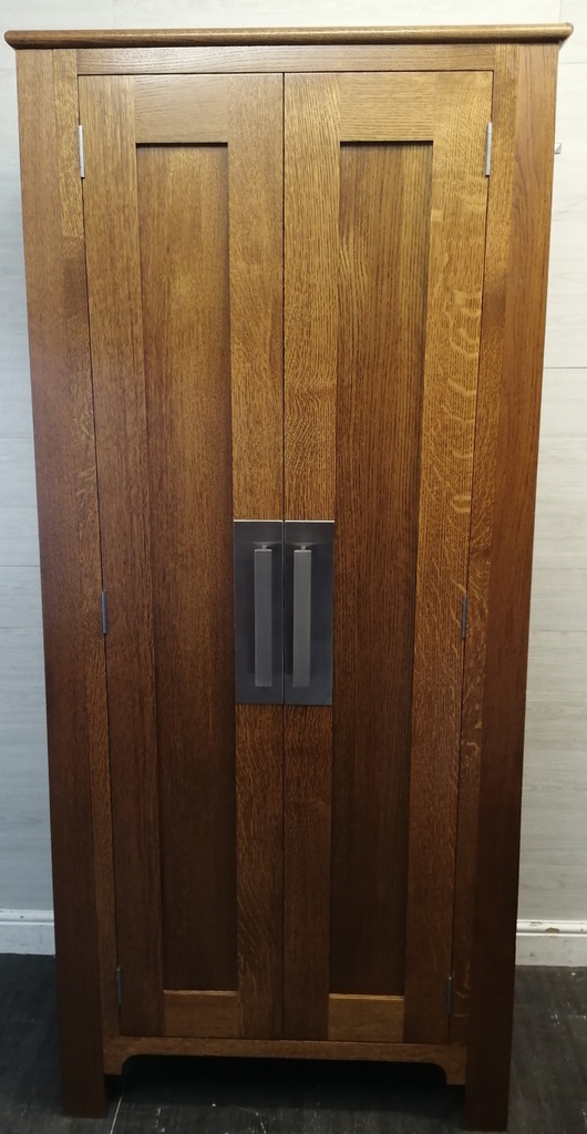 TOP QUALITY SOLID OAK CUPBOARD