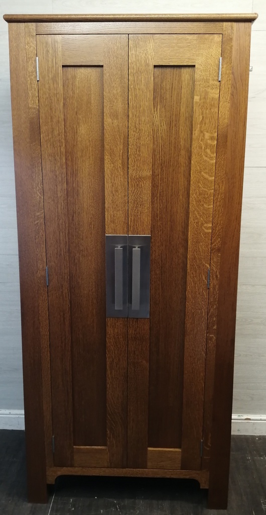 TOP QUALITY SOLID OAK KITCHEN LARDER UNIT / LINEN CUPBOARD