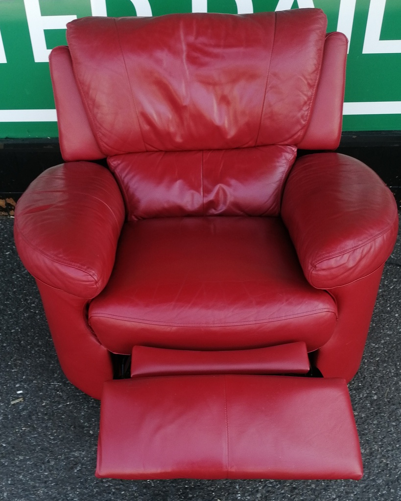 QUALITY RED LEATHER ELECTRIC RECLINER ARMCHAIR