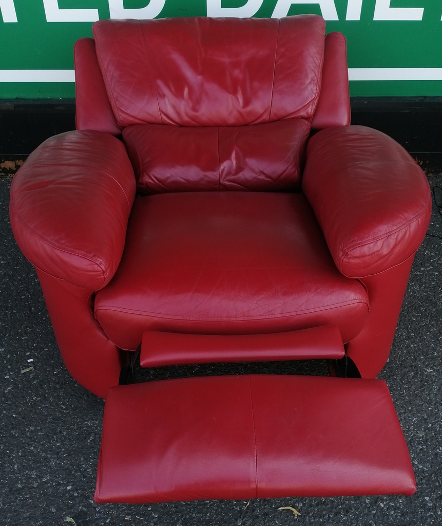 QUALITY RED LEATHER ELECTRIC RECLINER ARMCHAIR