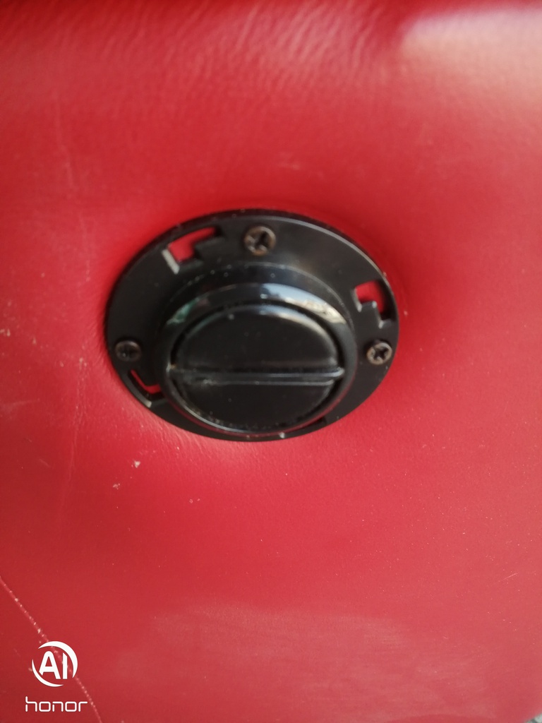 QUALITY RED LEATHER ELECTRIC RECLINER ARMCHAIR