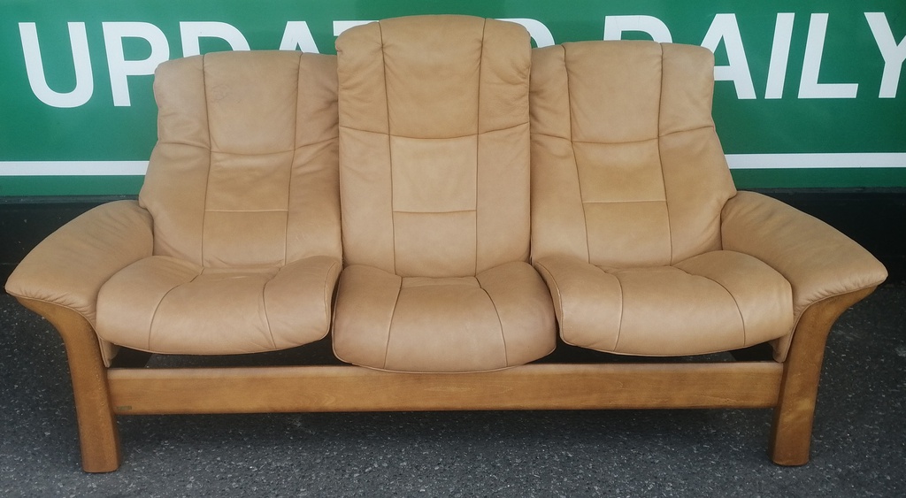STRESSLESS TAN LEATHER THREE SEATER RECLINER SOFA