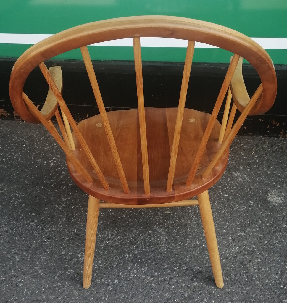 LOVELY WINDSOR STYLE CARVER CHAIR