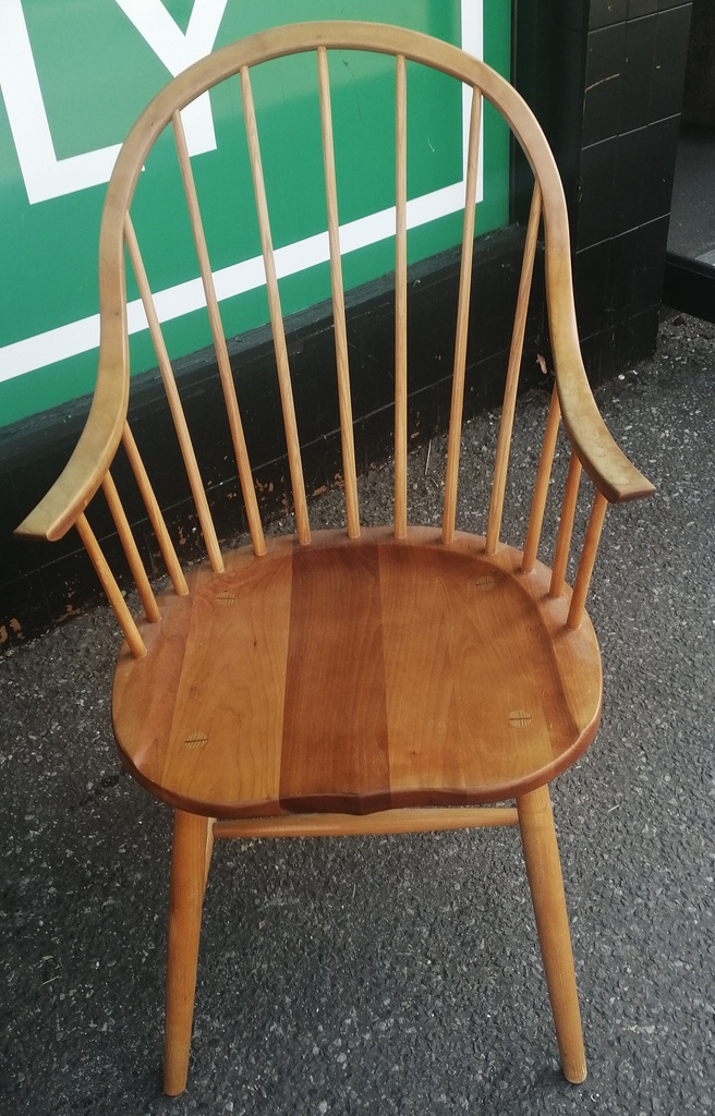 LOVELY WINDSOR STYLE CARVER CHAIR