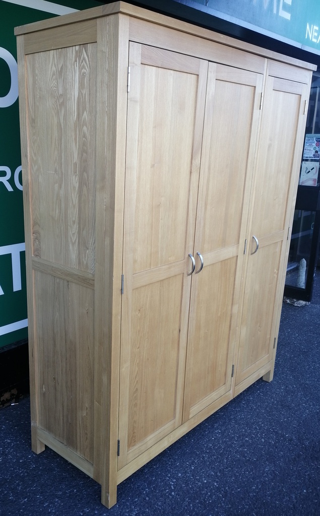 OAK TRIPLE WARDROBE WITH SHELVES