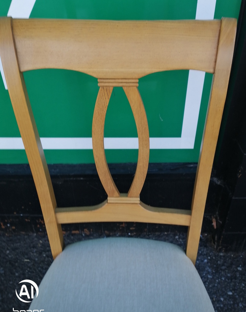 QUALITY OAK EXTENDING TABLE AND 6 CHAIRS