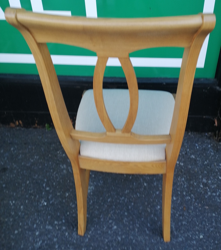 QUALITY OAK EXTENDING TABLE AND 6 CHAIRS