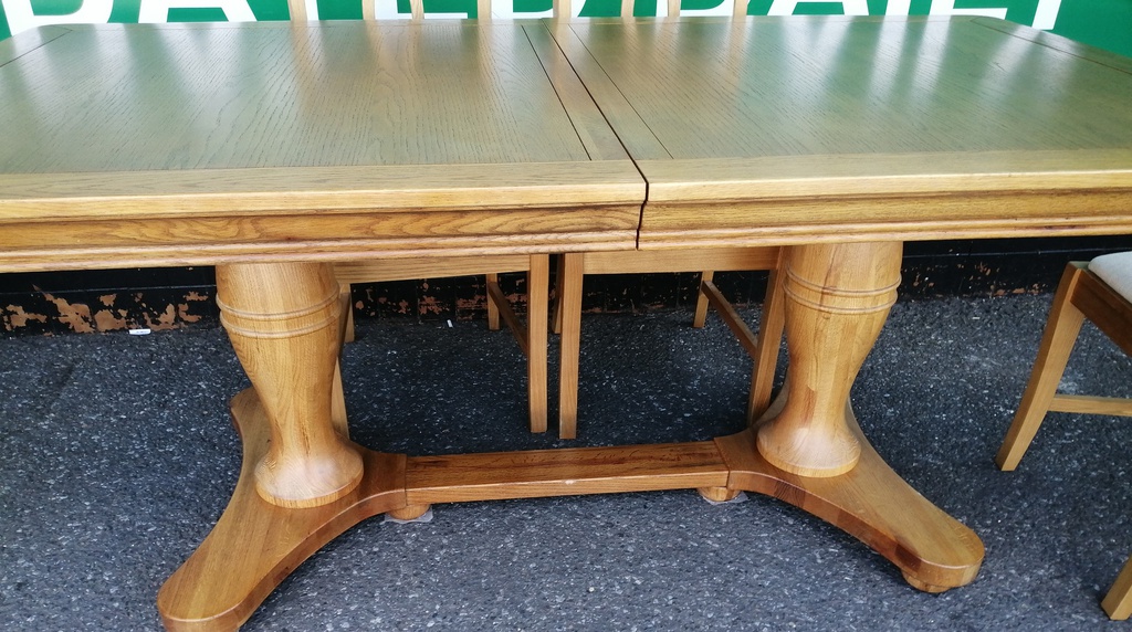 QUALITY OAK EXTENDING TABLE AND 6 CHAIRS
