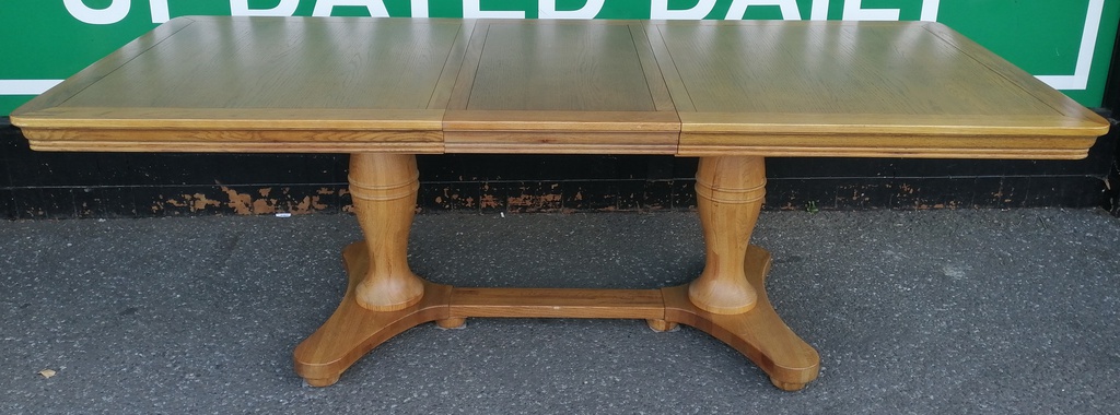 QUALITY OAK EXTENDING TABLE AND 6 CHAIRS