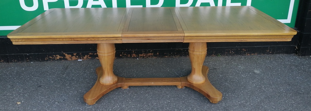 QUALITY OAK EXTENDING TABLE AND 6 CHAIRS
