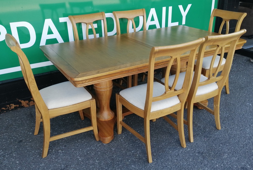 QUALITY OAK EXTENDING TABLE AND 6 CHAIRS