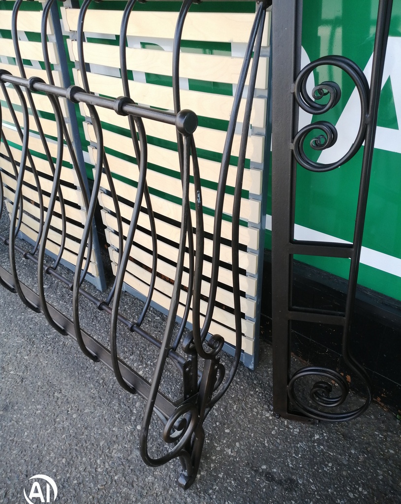 4ft 6" QUALITY HEAVY METAL SCROLL BED FRAME