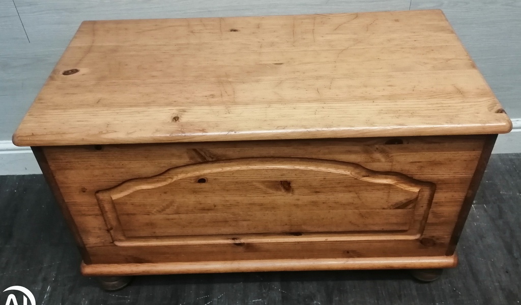 Pine blanket box