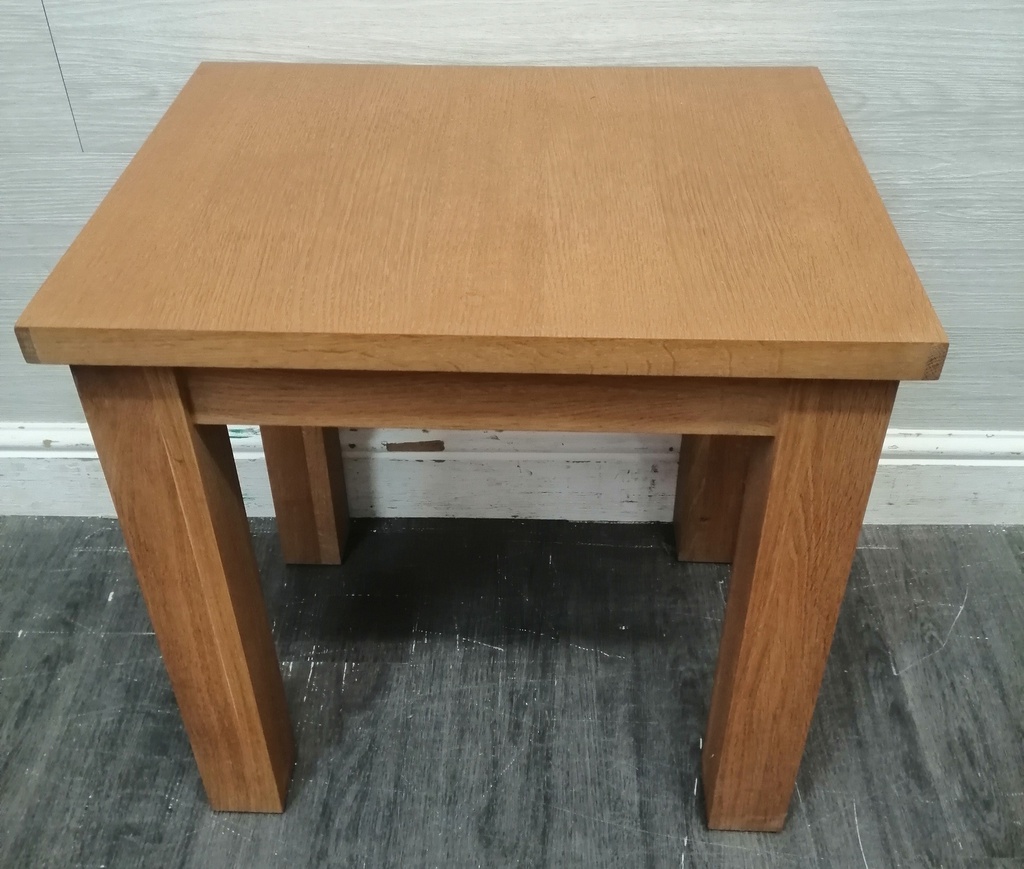 LOVELY OAK SIDE TABLE