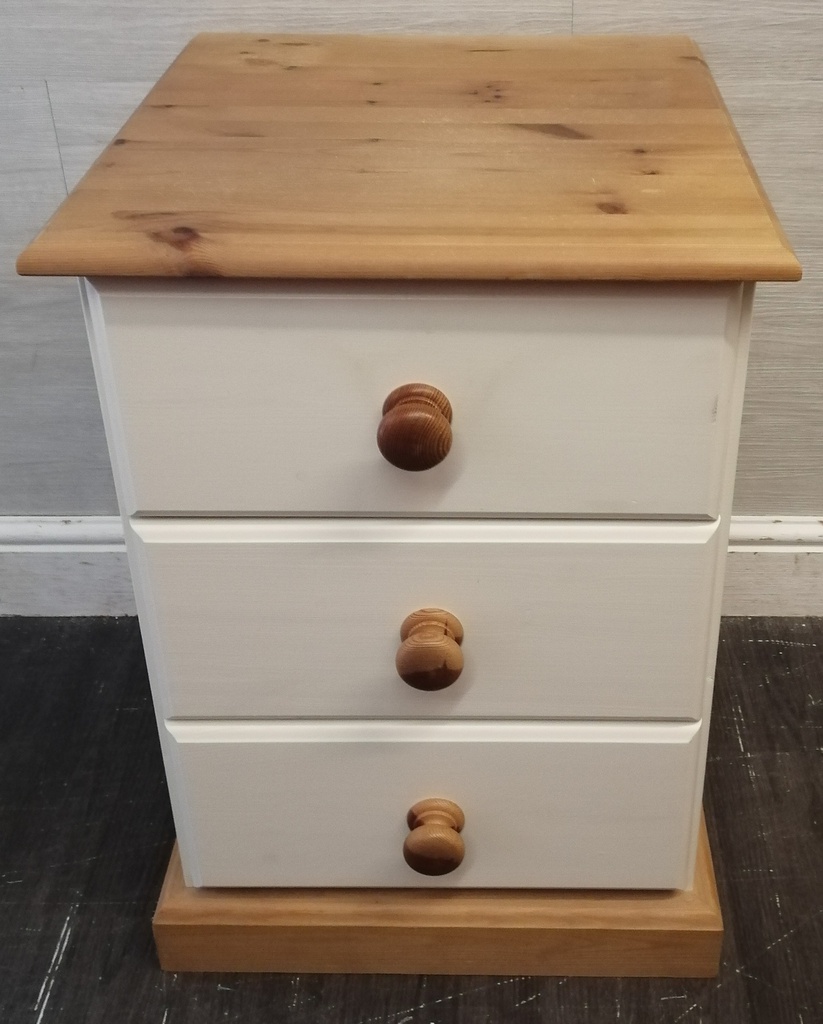 QUALITY SHAKER STYLE CREAM BEDSIDE CHEST OF THREE DRAWERS