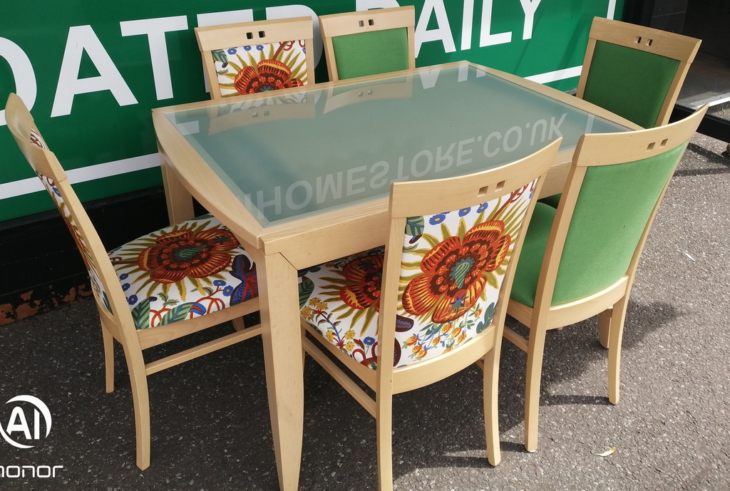 LOVELY EXTENDING TABLE AND 6 CHAIRS