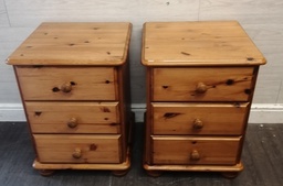 [HF18437] Pair of pine bedsides chests
